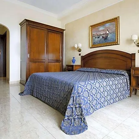 Grand President Szálloda 4*