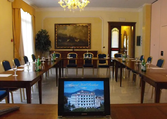 Отель Grand President 4*